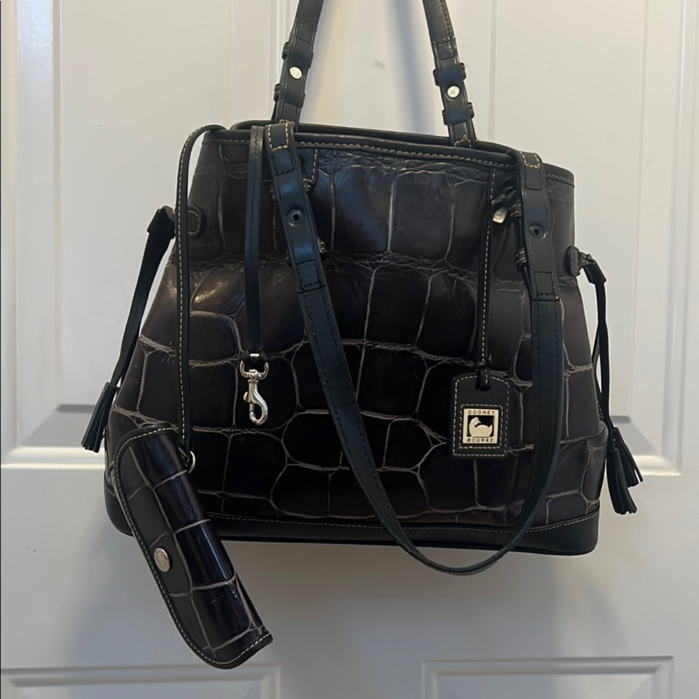 Dooney & Bourke croc embossed leather tote/shoulder bag w/matching pouch EUC